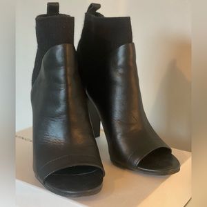 Vince Aren Open Toe Booties sz41
